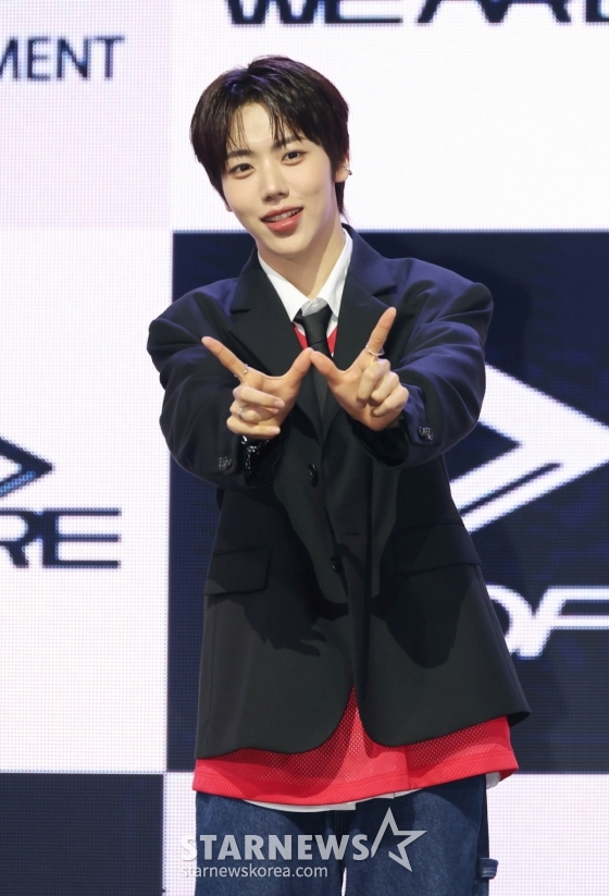 그룹 아홉(AHOF) 차웅기가 1일 오후 서울 광진구 예스24라이브홀에서 진행된 첫 번째 미니앨범 &#039;WHO WE ARE&#039;(후 위 아) 발매기념 쇼케이스에서 포즈를 취하고 있다.  앨범에는 타이틀곡 &#039;그곳에서 다시 만나기로 해&#039;(Rendezvous)를 비롯해 &#039;소년, 무대 위로 넘어지다&#039;(Intro), &#039;파랑 학교, 초록 잔디, 빨간 운동화&#039;, &#039;미완성은 아닐거야&#039;, &#039;우주 최고의 꼴찌&#039;, &#039;아홉, 우리가 빛나는 숫자&#039;(Outro)까지 총 6곡이 수록됐다. /2025.07.01 /사진=이동훈 photoguy@